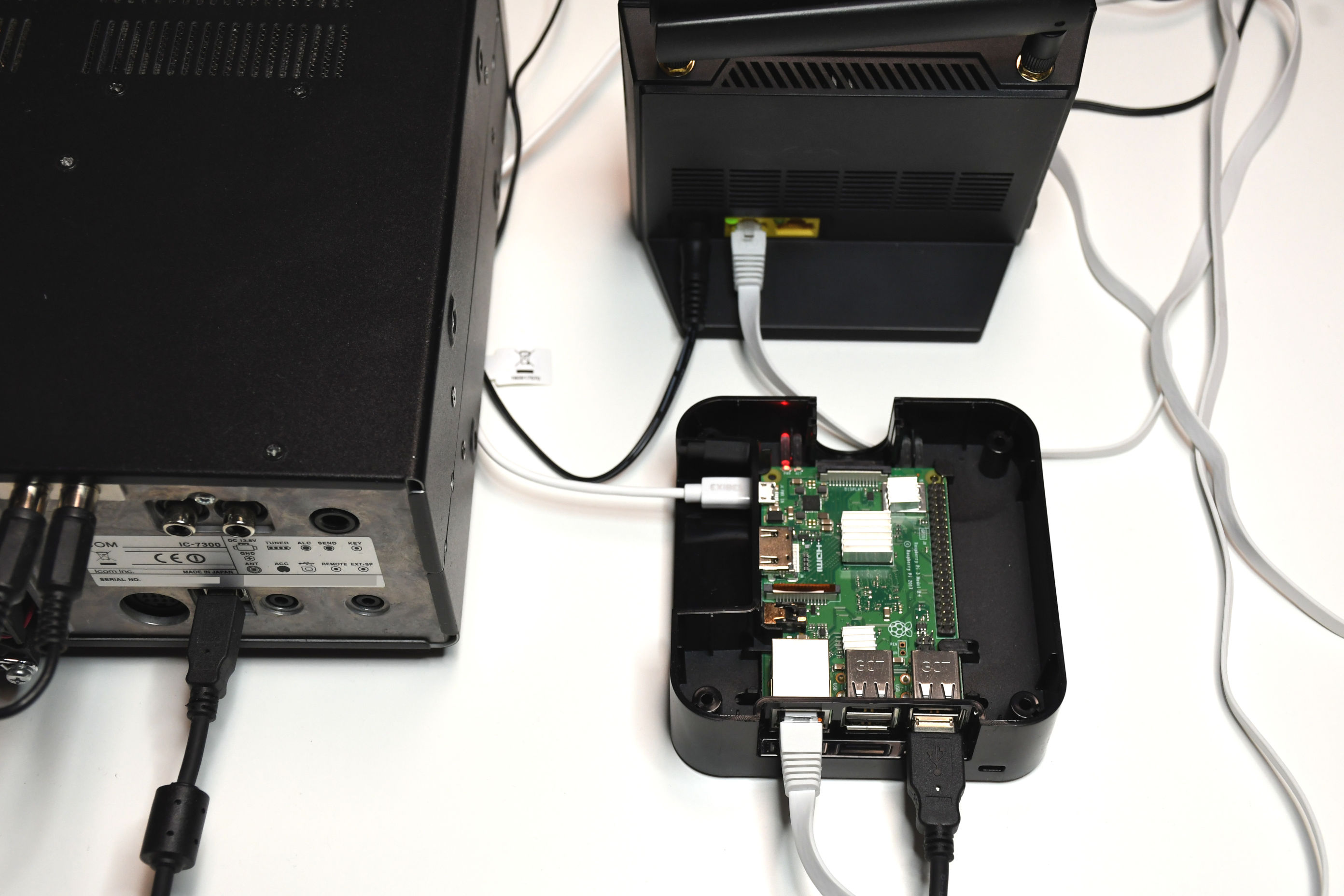 Esimerkkikuva Raspberry Pi:stä kytkettynä USB-kaapelilla Icom IC-7300-radioon sekä Internet-yhteyden tarjoavaan 4G-modeemiin