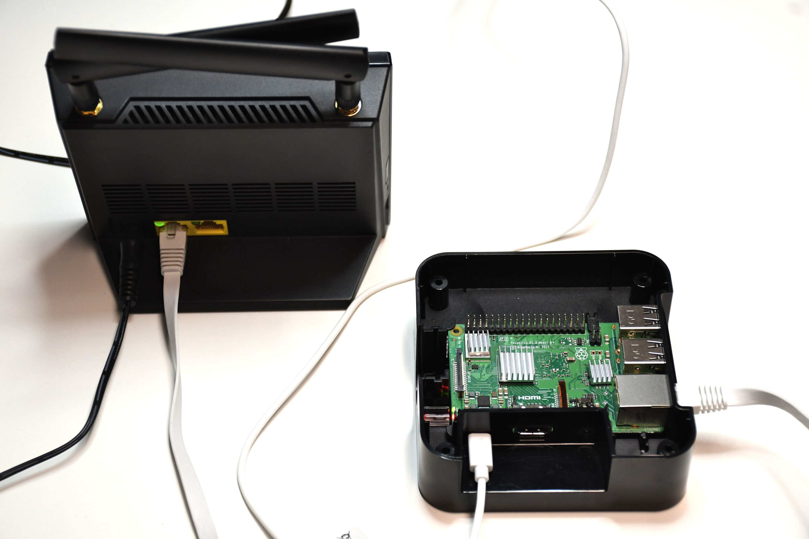 Esimerkkikuva Raspberry Pi:stä, johon on asennettu SD-kortti, kytketty USB-virtakaapeli sekä 4G-modeemiin yhteydessä oleva Ethernet-verkkokaapeli